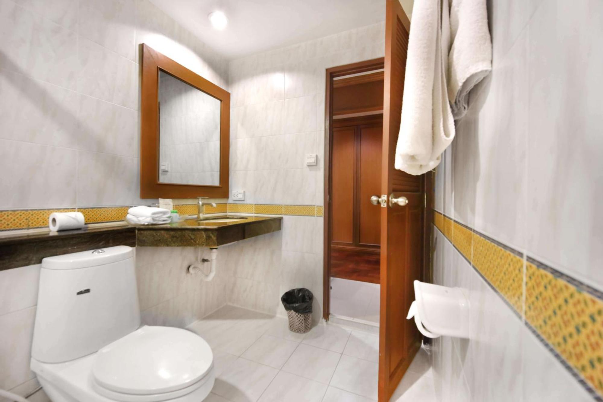 Studio Suite By Royal Ivory Nana Bangkok Exteriör bild